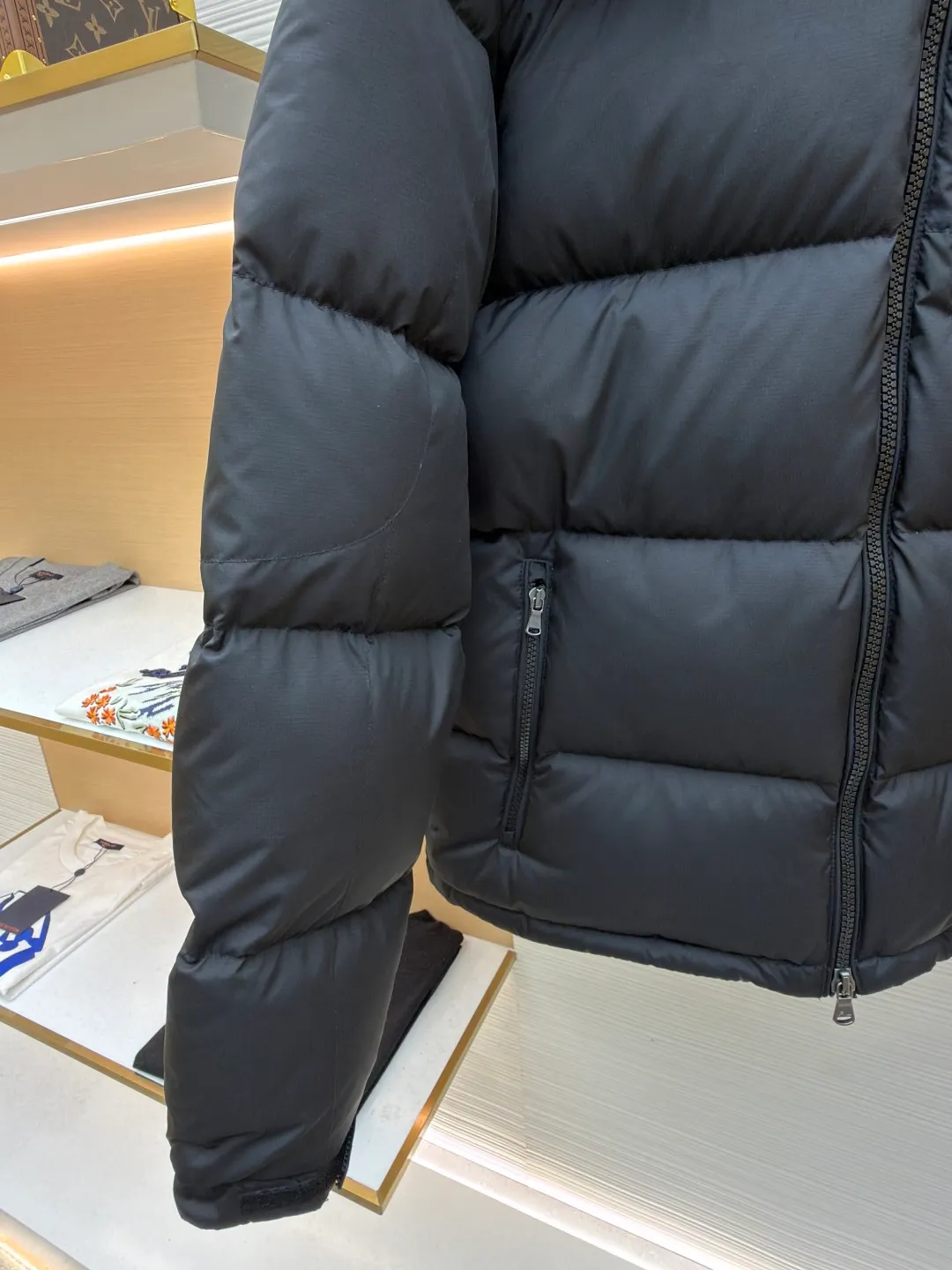 Ralph Lauren classic red label down jacket ●Original version: Purchased and developed in 2099 ●Item number: 1681655-D60 ●Fabric: white duck down fabric ●Technology: mechanical down filling ●Color: black ●Version: fitted version ●Weight: about 835 grams ●Size: S-M-L-XL ●Description: Nylon fabric has good windproof and waterproof properties and can effectively block the intrusion of wind and rain from the outside Keeps the inside dry and suitable for wearing in humid or rainy conditions. The red label on the chest is made with an imported MECLO embroidery machine. The original pattern is scanned first, and then high-quality silk thread is used to make a pattern. The density effect is adjusted by continuous pattern making. Detachable hood: The down jacket is equipped with a detachable nylon hood, which users can easily remove or install according to weather changes or personal preferences, which is both practical and convenient. The details are exquisitely processed: the zipper design is simple and elegant, easy to operate; the closing design of the cuffs and hem effectively prevents the intrusion of cold wind, improving the warmth and comfort of wearing. It uses 90 white duck down with a weight of 260g to ensure excellent thermal insulation performance. After strict screening and processing, the velvet is not easy to drill, ensuring durability. The overall wiring is straight and delicate, the fabric is comfortable and soft, and the color is consistent without color difference. It can be matched with the same style to create a fashionable look and control various occasions. Customized accessories, complete with three standards, same style for men and women!
